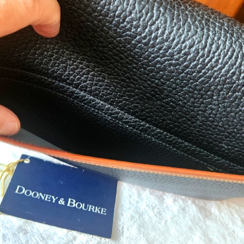 Dooney & Bourke Vintage  "Duck" Black and Tan Shoulder Bag - Picture 6 of 10